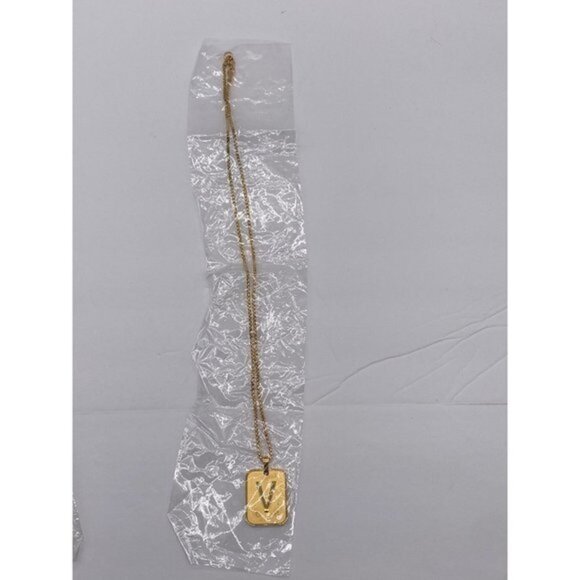 Alphabet V Necklace‎ Gold Tone - Picture 4 of 14